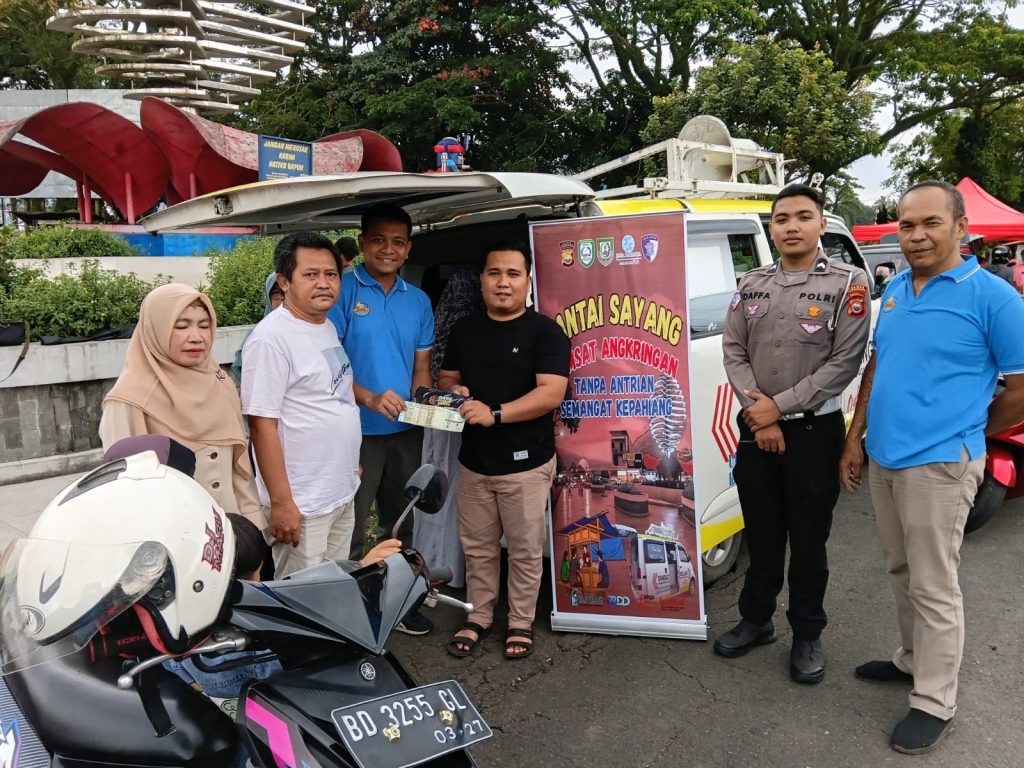 Kepala Bidang Pendapatan Badan Keuangan Daerah Kabupaten Kepahiang, Amarullah Muttaqin langsung menyerahkan STNK masyarakat yang melakukan pembayaran di program Santai Sayang