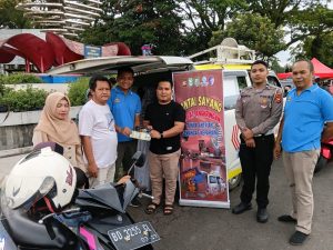 Kepala Bidang Pendapatan Badan Keuangan Daerah Kabupaten Kepahiang, Amarullah Muttaqin langsung menyerahkan STNK masyarakat yang melakukan pembayaran di program Santai Sayang