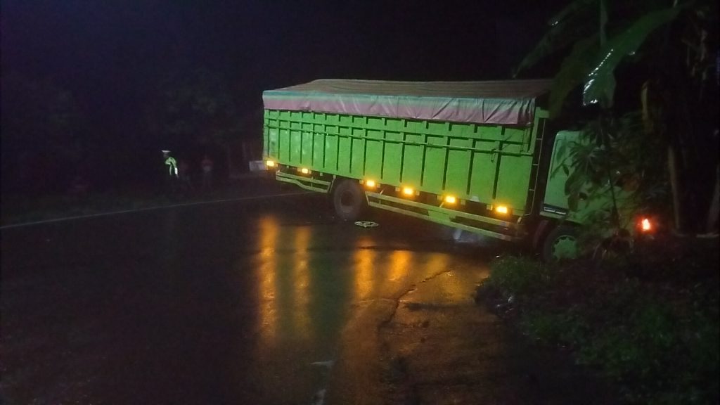 Truk Hino bermuatan 20 ton semen alami kecelakaan tunggal